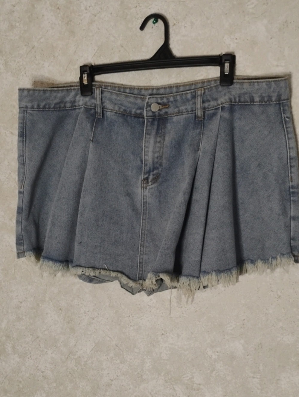SHEIN Light Wash Pleated Denim Jean Shorts
